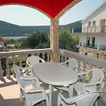 Apartman With A Parking Space Vinisce, Trogir - 4886 *